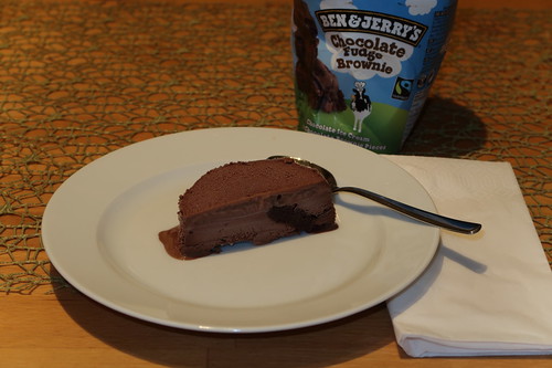 Chocolate Fudge Brownie (= Schokoladen-Eiscreme mit Schokogebäckstücken) von Ben & Jerry´s