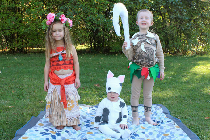 These Moana family Halloween costumes are so cute! Love the DIY no-sew baby Pua costume and the DIY Maui costume! The detail is amazing, and the tutorials are so helpful!
