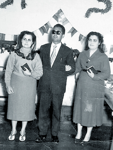 José y Rosario Domínguez Haro y fue tomada hacia 1957 en el almacén de aceitunas de Hijos de Armando Soto
