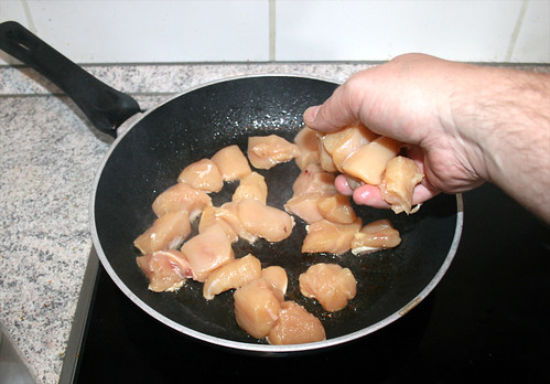 23 - Hähnchenbrustwürfel in Pfanne geben / Put diced chicken in pan