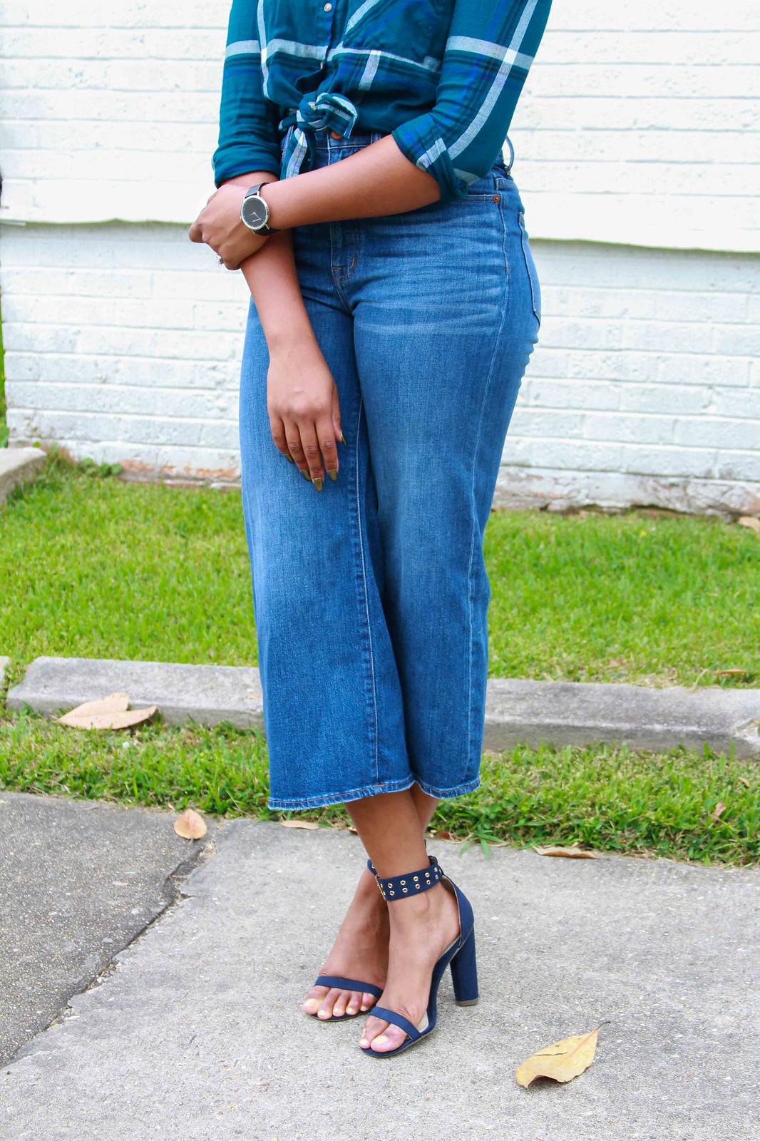 how to wear navy heels with jeans