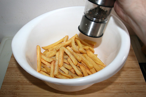 39 - Pommes Frites mit Salz & Pfeffer würzen / Season french fries with salt & pepper