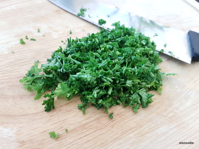 Finely chopped curly parsley