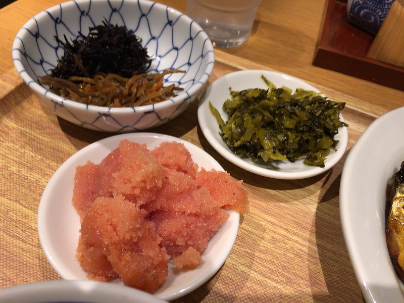 日比谷博多ふくいちさば煮定食の小鉢、明太子、高菜