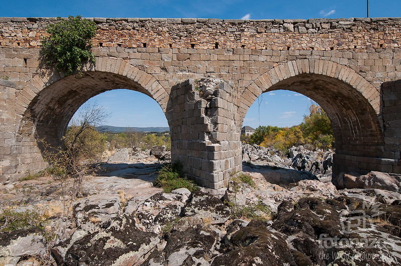 El Puente Medieval sobre el río Tormes en Puente del Congosto, Salamanca
