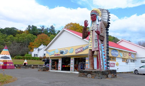 mohawktrail colorphoto outdoor outdoors attraction roadsideattraction roadsideamerica tradingpost building architecture parkinglot nativeviewstradingpost newengland shelburnemassachusetts shelburne rte2 route2 indian americanindian souvenirs gifts indiancrafts moccasins statue indianstatue nativeamerican thebigindian landmark iconiclandmark spear bigindian bigindianshop massachusetts sky tree trees giftshop