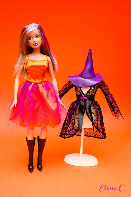 Barbie Halloween 2006 (Halloween Charm)