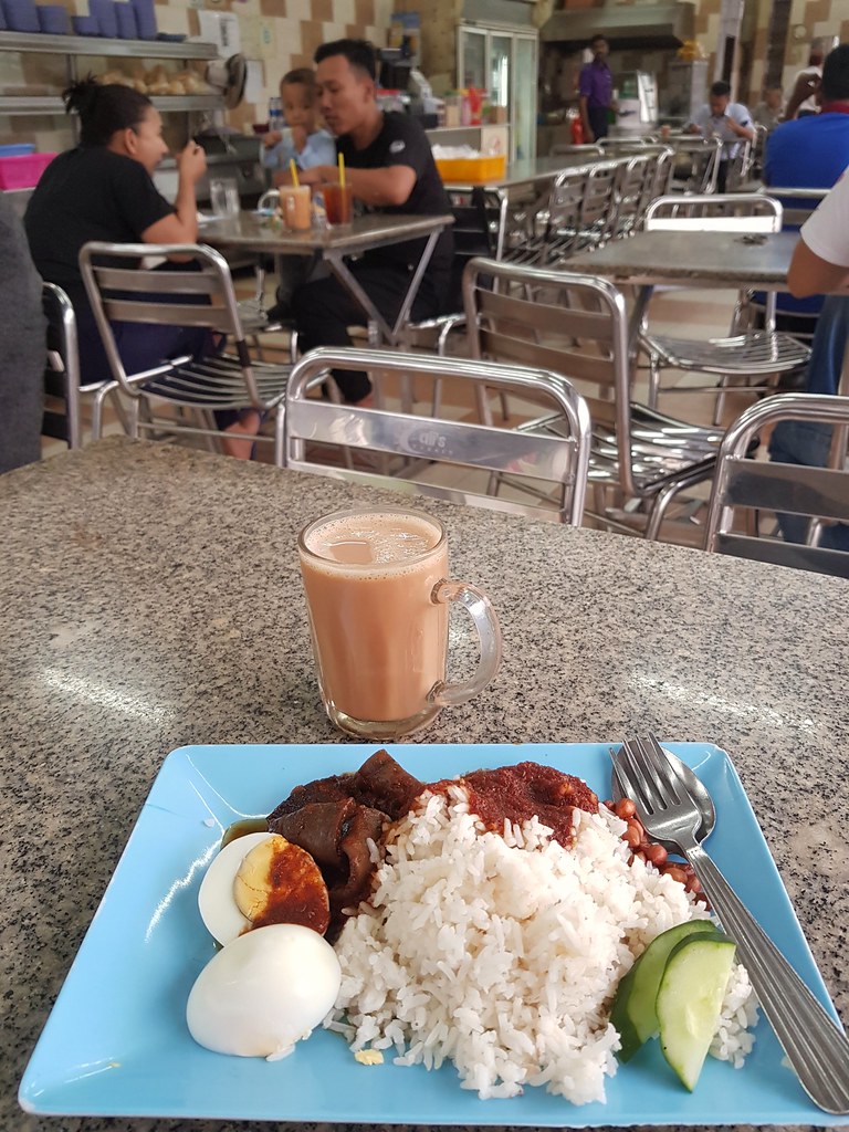 馬來"蘇東"椰漿飯 Nasi Lemak $5 & 印度奶茶 Teh Tarik $1.70 @ Restoran Ali's Corner Subang High Tech Industrial Park