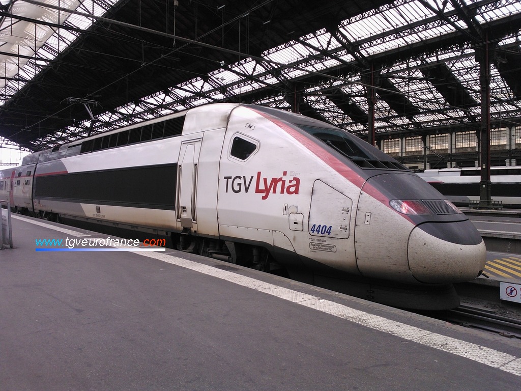 La rame TGV Lyria (rame TGV POS 4404) à Paris Gare de Lyon le 1er juillet 2017