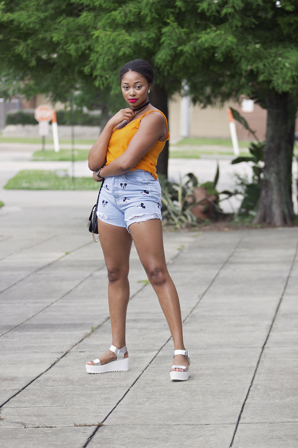 how to style mom shorts