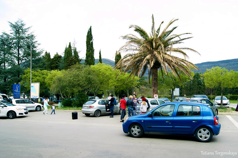 Автомобили возле Тиватского аэропорта