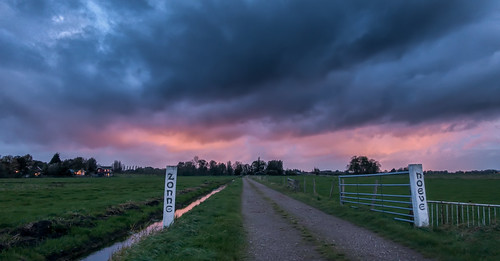 sunday clouds farm greenhouselight hss landscape lightpollution sliderssunday nederlandvandaag zonnehoeve