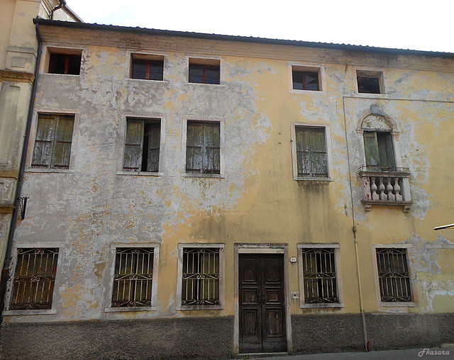 Building in need of restoring, Marostica