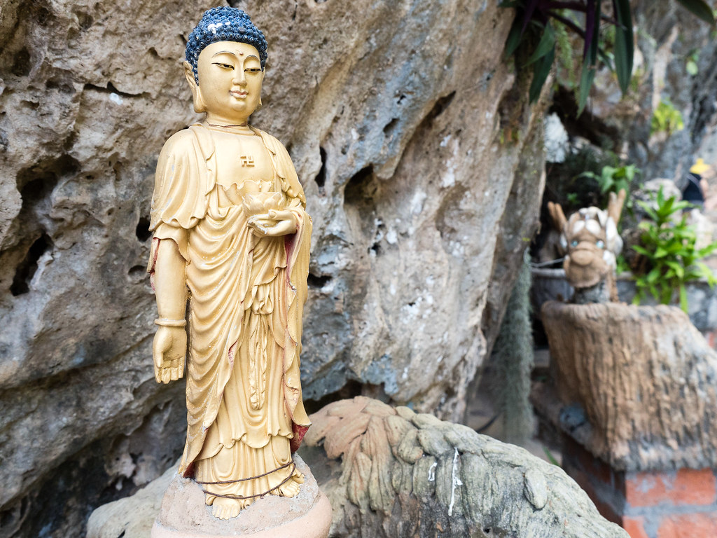 Golden Buddha statue at Kek Look Tong Cave Temple (极乐洞)