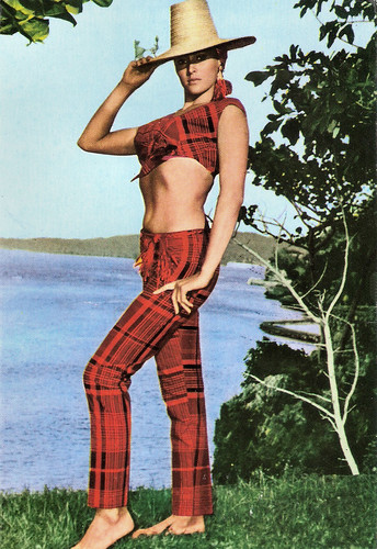 Ursula Andress | Spanish postcard by Postales Recuadro 