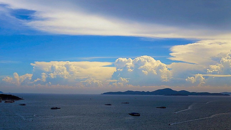Fascinating clouds Pattaya Beach