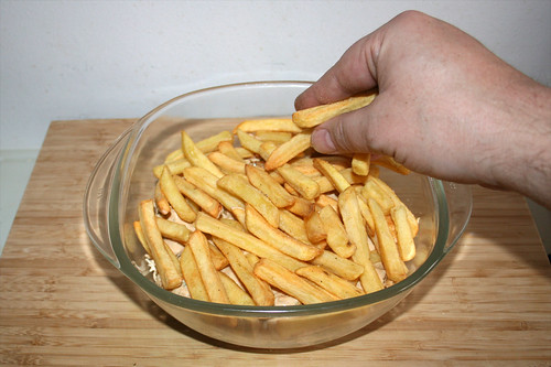 44 - Weitere Schicht Pommes einfüllen / Add on more layer with french fries