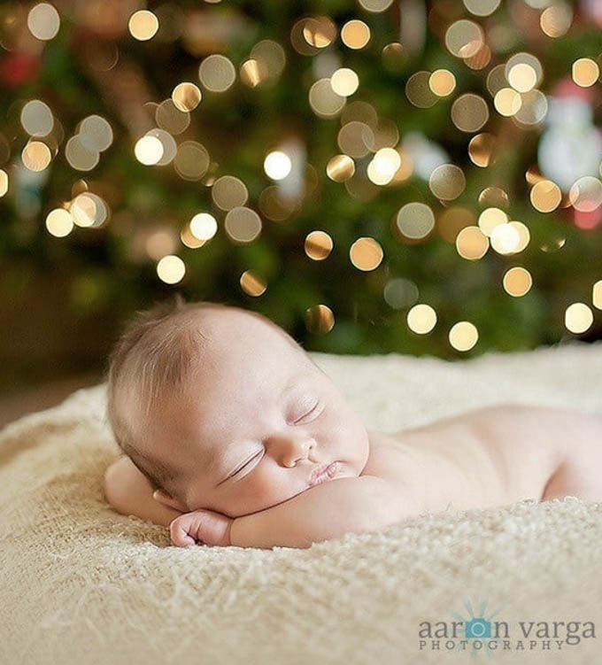 These 18 picture ideas for baby's first Christmas are so cute! If you're planning a baby photo shoot to celebrate, check this out!