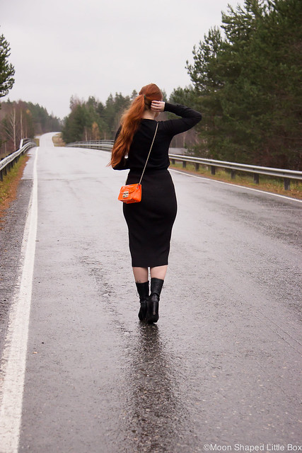 Guess Skirt Knitwear Croptop Fuzz Heels Furla Metropolis Bag Päivän asu Outfit styleblog