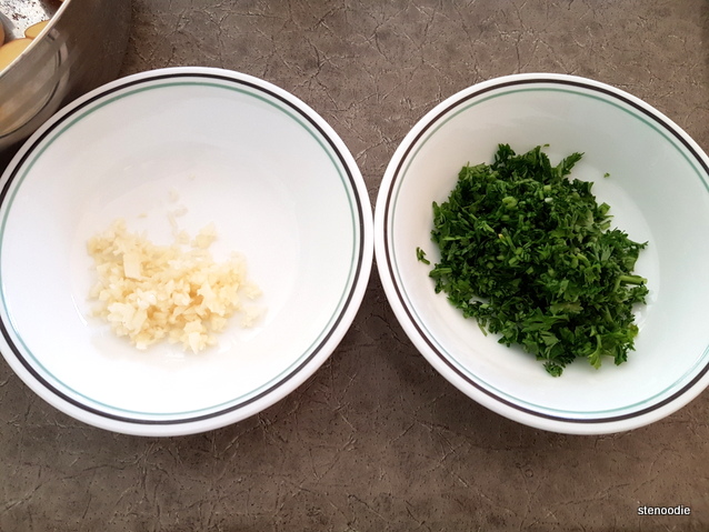  Finely chopped curly parsley, minced garlic