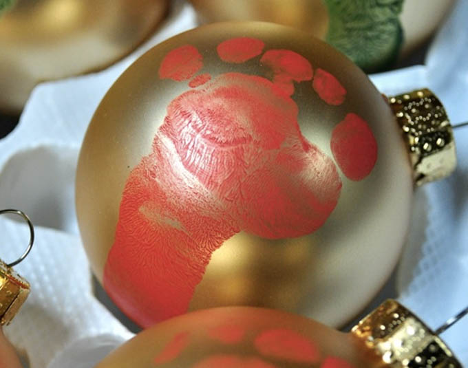 These DIY ornaments for baby's first Christmas are so cute! Eight easy ideas of baby's first Christmas ornaments you can make!