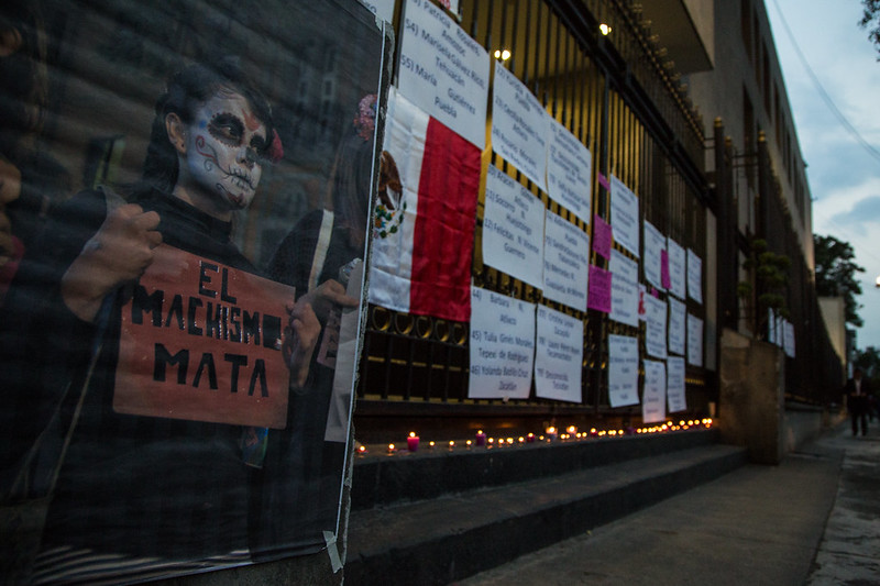 Integrantes de la Red Plural de Mujeres de Puebla realizaron una vigilia para exigir justicia para las mujeres víctimas de feminicidio en Puebla