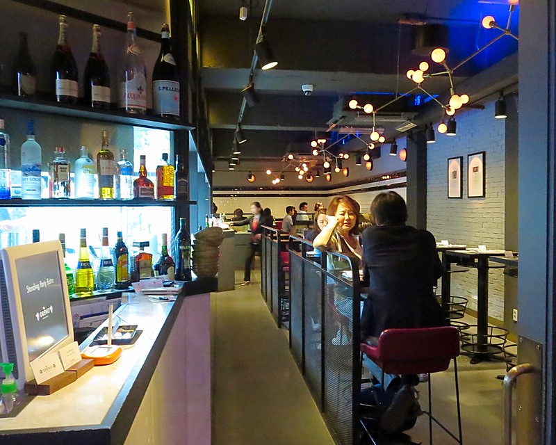 Itaewon Seoul bars restaurants