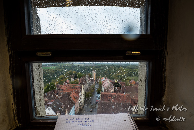 창문에 조그마한 빗방울들이 오밀조밀 모여 맺혀있고 그 뒤로 로텐브루크 마을이 흐릿하게 보인다.
