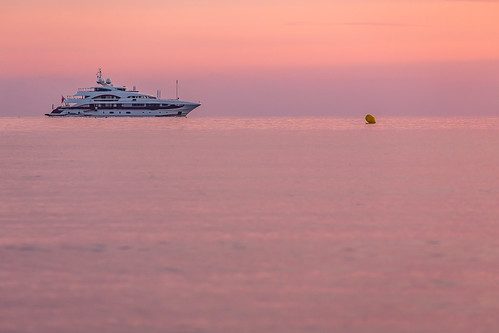 rouge mediterraneansea sea yacht boat sunrise calvi corse corsica 2017 quiteessential heesen heesenyachts méditerranée plage calm beach