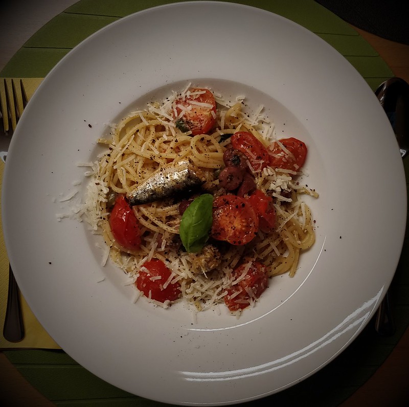 Pasta mit Sardinen und Tomaten