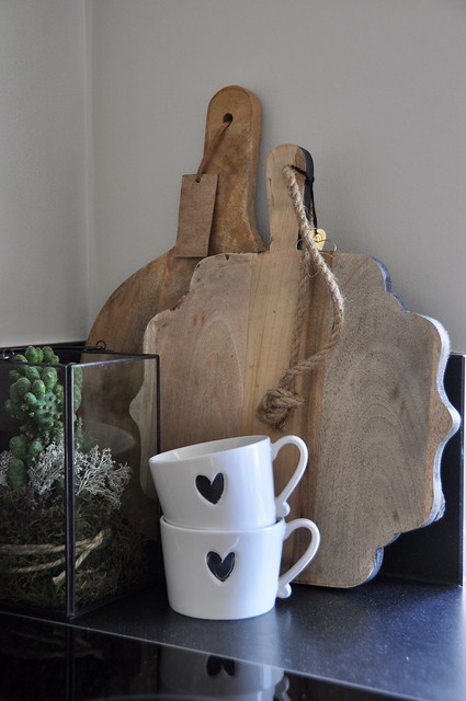 Koffiebekers houten snijplanken