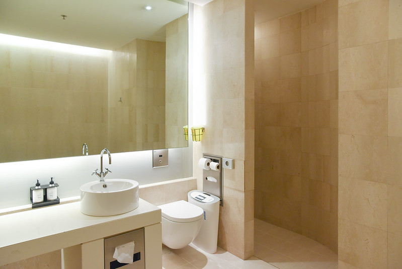 shower room at qantas singapore lounge