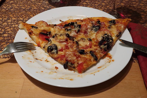 Pizza mit scharfer Salami, schwarzen Oliven und frischen Tomaten (mein zweites Viertel)