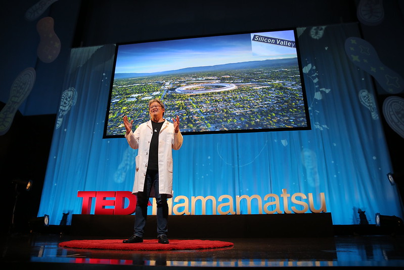 写真：TEDxHamamatsu 2017 ステージ上のスピーカー