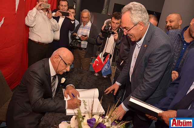 Hüseyin Baba, Ak Parti Antalya Milletvekili İbrahim Aydın için kitabını imzaladı.