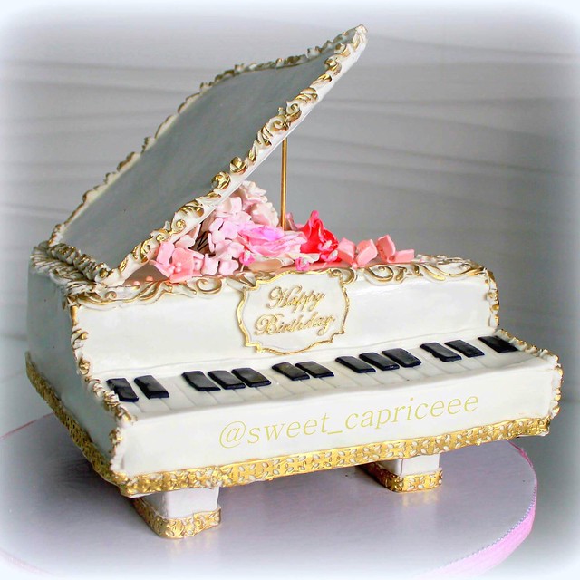 Piano Cake by Viktoriya Yakunina of Viktoriya SweetCaprice
