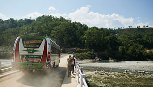 Bus fährt über Brücke