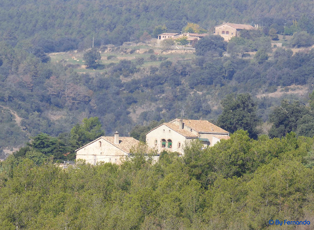 Solsonès 2017 - Exc 06 - La Ribera Salada -15- Casas de El Clop (fondo) y La Tàpia (frente)