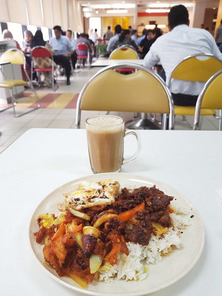 Mixed2 Beef & Squid Kunyit $7 @ Zul Kitchen at Etiqa Twins Food Court KL Jalan Pinang