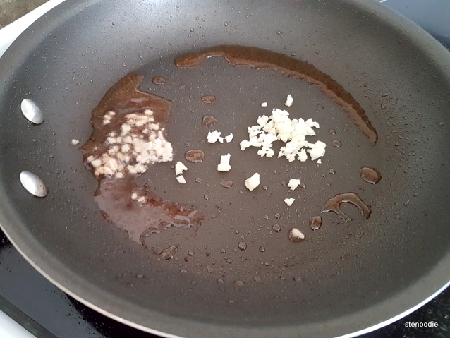  garlic in pan