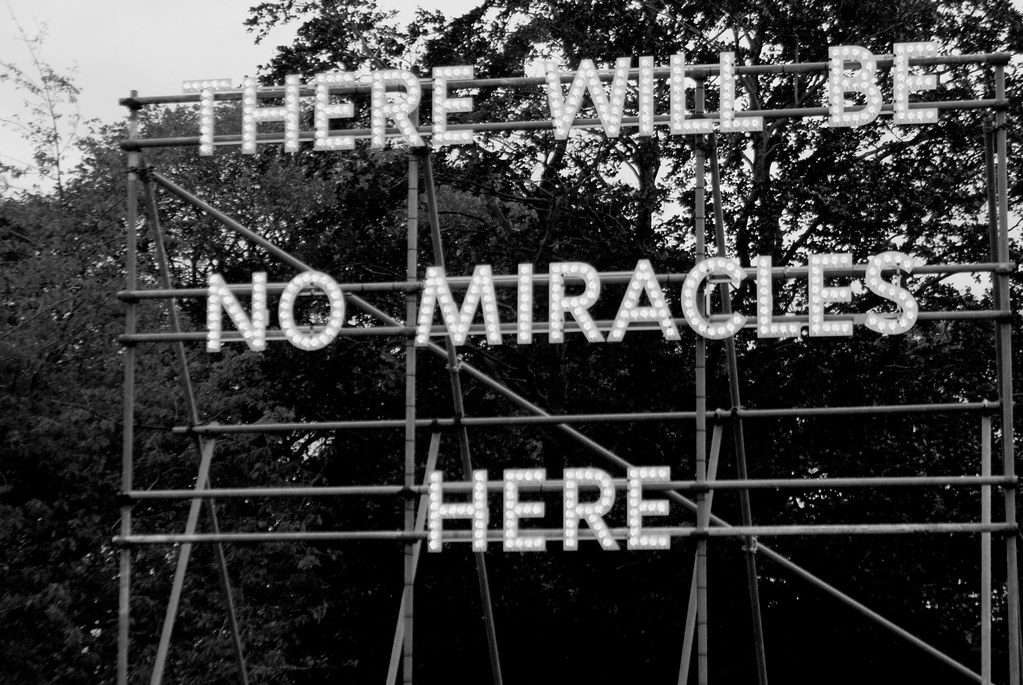 Panneau "There Will Be No Miracles Here" de Nathan Coley à la galerie d'art moderne d'Edimbourg.