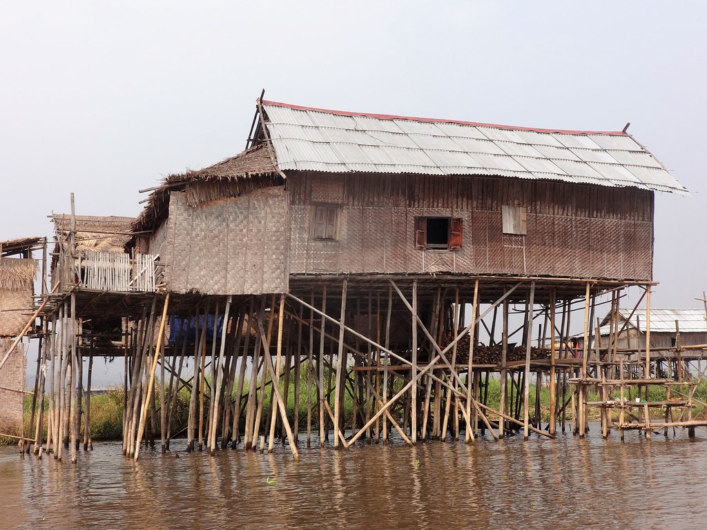 Chatka na palach na Jeziorze Inle, Mjanma