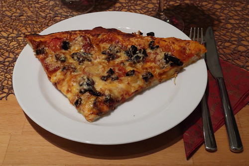 Pizza mit scharfer Salami, schwarzen Oliven und frischen Tomaten (mein erstes Viertel)