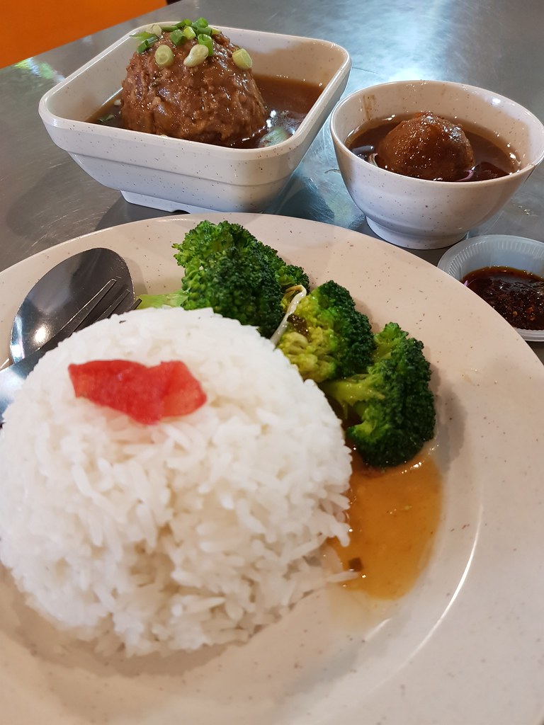 獅子頭飯 Lion's Head Rice $9 奶茶 TehC $2.60 @ 港飲港吃美食坊 Kong Yam Kong Sek Food Court Center Point Bandar Utama