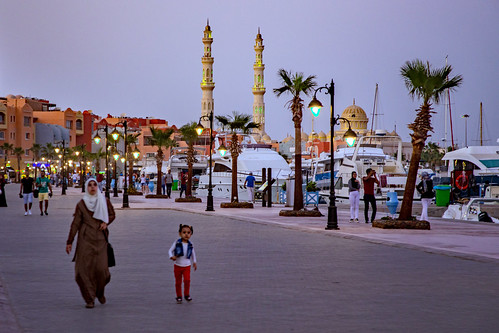 hurghada marina egypt aldahaar mosque sunset street people woman child caftan walking hurghada2017 minaret