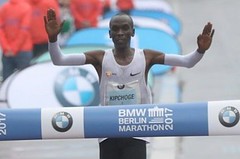 Světový rekord v maratonu odolal, Kipchogemu odpadli soupeři