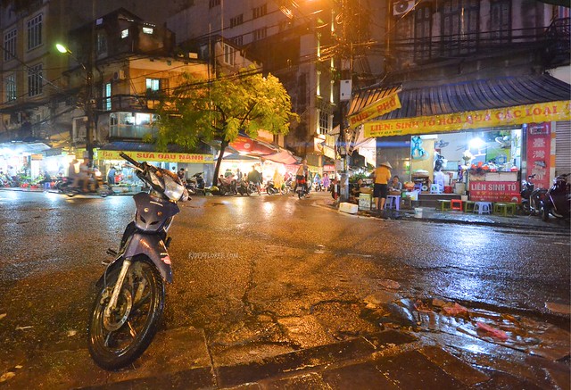 hanoi evening street eats rainy night