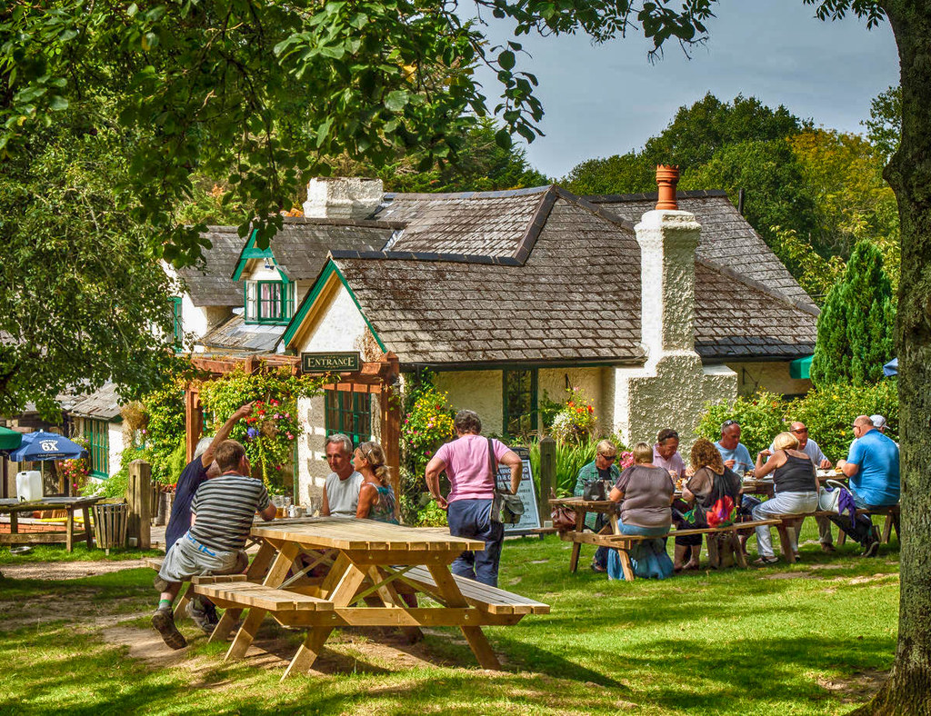 Families enjoy a Sunday lunch outside the High Corner Inn in the New Forest. Credit Anguskirk, flickr