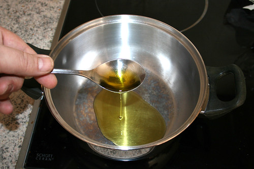 29 - Olivenöl in Topf erhitzen / Heat up olive oil in pot