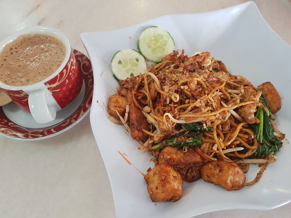 嘛嘛炒麵 Mamak Fried Mee $10.60 & 絲襪奶茶 Hailam Milk Tea $3.50 @ 海南咖啡館 Hailam Kopitiam Shah Alam